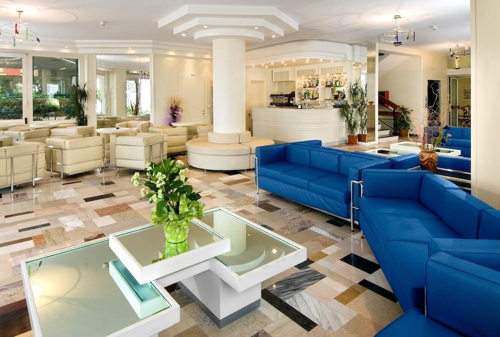 Hotel Prestige Католика Екстериор снимка